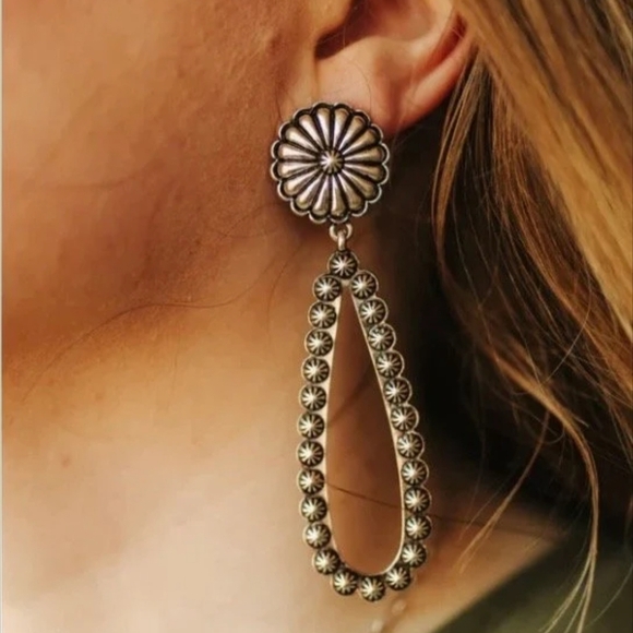 Vintage-Inspired Silver Floral Earrings - Picture 2 of 3